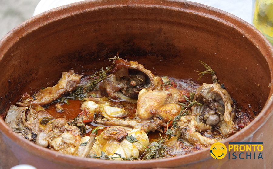 Guida ai migliori ristoranti dell’isola dove assaporare il vero coniglio all’ischitana, tra tradizione contadina e sapori autentici.